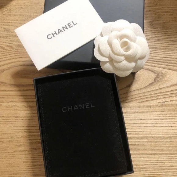 ❤️❤️SOLD❤️❤️Chanel Pearls Flower Necklace - Picture 5 of 7